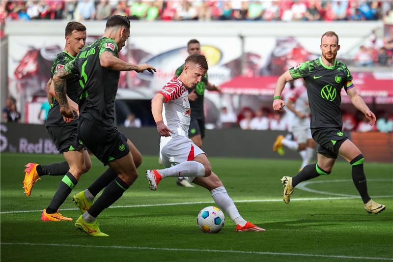 Wolfsburg am Abgrund: „Es ist brandgefährlich” Leipzigs Dani Olmo (M) am Ball.