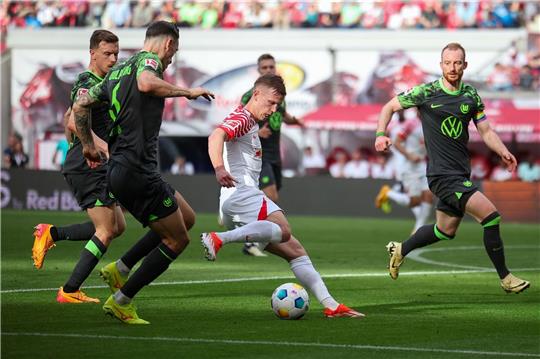 Leipzigs Dani Olmo (M) am Ball.