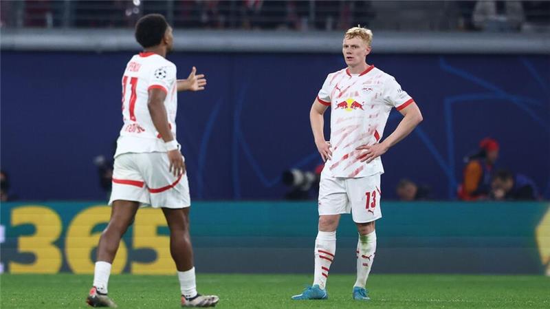 Leipzigs Nicolas Seiwald (r) ist geschockt nach dem Gegentreffer zum 1:1.