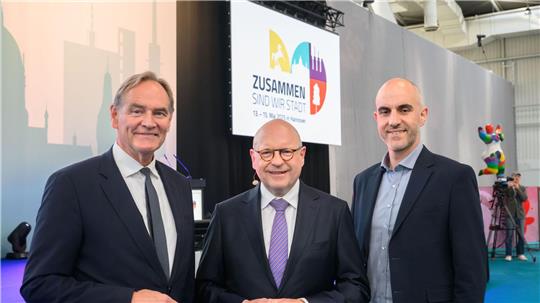 Leipzigs Oberbürgermeister Burkhard Jung (links) und seine Amtskollegen Markus Lewe aus Münster (Mitte) und Belit Onay aus Hannover (rechts) stehen zusammen. 
