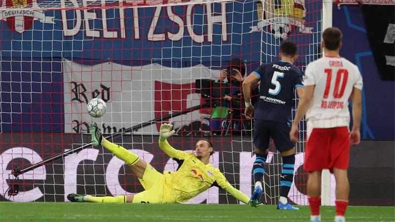 Dank Gruda: Leipzig holt wichtigen Sieg in der Königsklasse Leipzigs Torwart Maarten Vandevoordt hält den Elfmeter von Eindhovens Ivan Perišić.