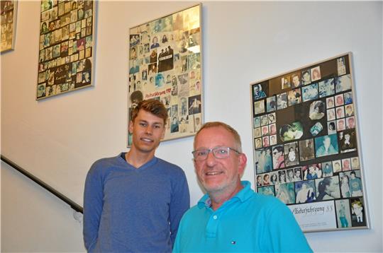 Leistungskurs Politik zum Abitur: der Goslarer Ratsherr Niklas Prause (li.) und sein Lehrer Jürgen Burgdorf am Ratsgymnasium. Foto: Heine