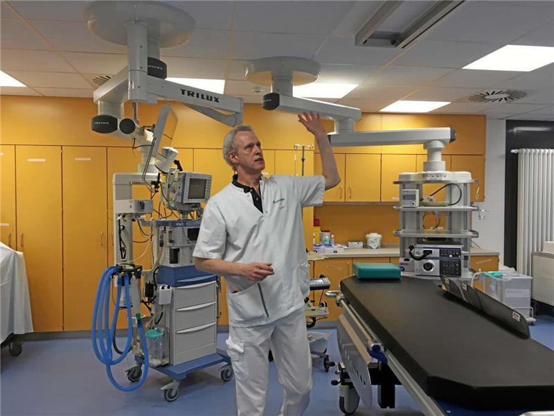 Leitender Oberarzt Dr. Jürgen Biermann führt durch die Räume der neuen Endoskopie in den Harzkliniken Goslar. Die Abteilung wurde für 2,45 Millionen Euro erneuert.  Foto: Stade