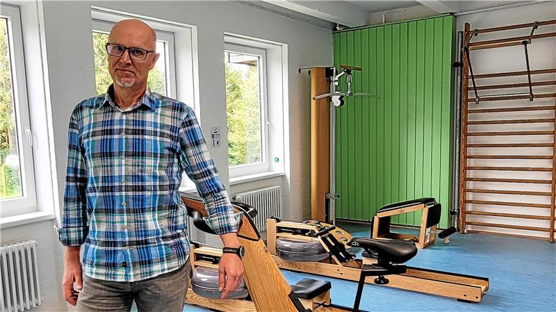 Freiwilligendienst: Fitness und Ökologie unter einem Dach Leiter Jürgen Röbbecke legt auch im Fitnessraum Wert auf Nachhaltigkeit. Die Geräte sind zum Teil aus Holz. Foto: Skuza