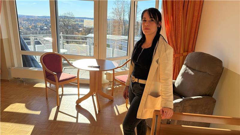 Leiterin Samantha Kalweit blickt von einem Zimmer der Seniorenresidenz Unter den Buchen positiv in die Zukunft.