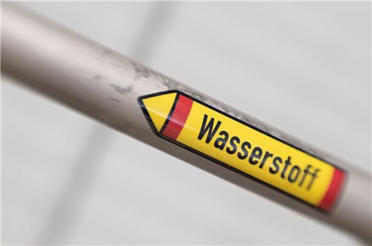 Leitung für Wasserstoff in einer Anlage zur Produktion von CO2-neutralem Kerosin.