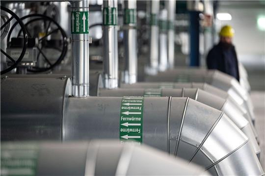 Leitungen sind in der Fernwärmeverteilerstation des Heizkraftwerk 3 Stuttgart-Gaisburg zu sehen