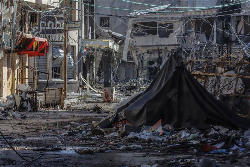 Sanitäter: Tote bei neuem Angriff nahe Klinik in Chan Junis Leitungen und Trümmer übersähen die Straßen nach einem israelischen Luftangriff auf das Zentrum von Chan Junis.