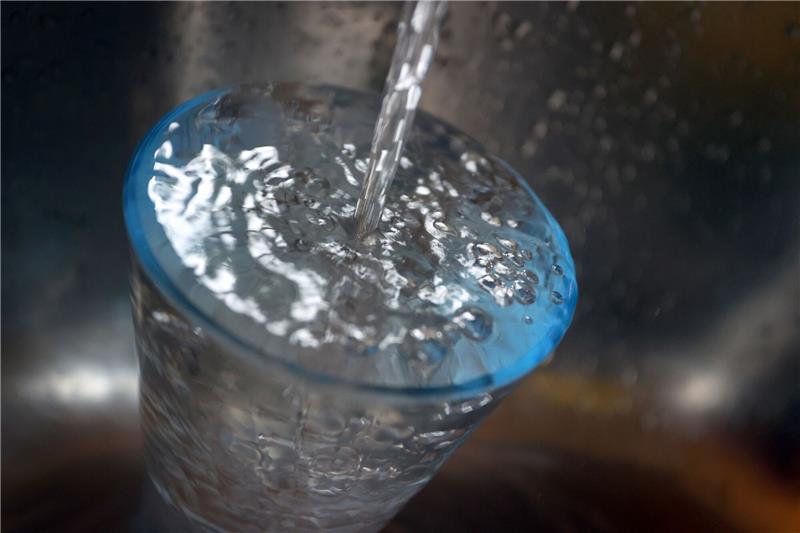 Strengere Regeln für Trinkwasser aus dem Wasserhahn Leitungswasser gilt in Deutschland als sehr sicheres Lebensmittel. Foto: Karl-Josef Hildenbrand/dpa