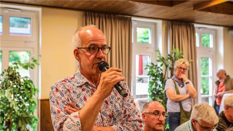 „Leitungswasser ist das bestkontrollierte Lebensmittel“: Stadtwerke-Chef Stefan Poehling beruhigt die Anwohner.
