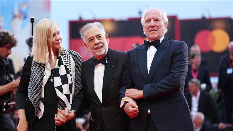 Filmfestspiele in Venedig eröffnet - Ehrenpreis für Herzog Lena Herzog (l-r), Francis Ford Coppola und Werner Herzog auf dem roten Teppich.