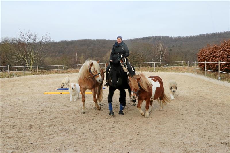 Lena Kassebaum-Bokelmann reitet über ihre Anlage, auf der Herdenschutzhunde im Einsatz sind. Foto: Gereke
