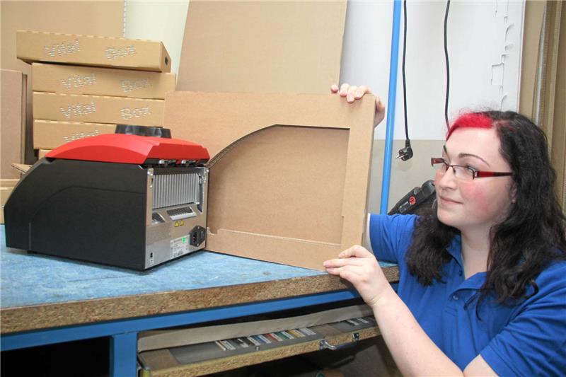 Lena Klauenberg konstruiert einen Karton, mit dem die empfindliche Gerätschaft sicher verschickt werden kann.  Foto: Gereke