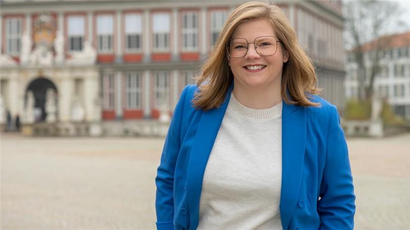 Lena Krause will ohne die klassischen Grünen-Themen punkten Lena Krause vor dem Schlossmuseum in Wolfenbüttel.