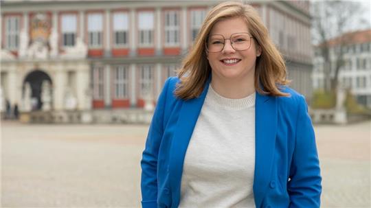 Lena Krause vor dem Schlossmuseum in Wolfenbüttel.