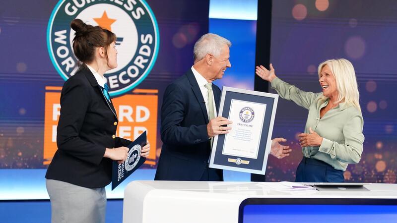 Kloeppel und von der Groeben: Abschied mit Gefühl und Rekord Lena Kuhlmann von Guinness World Records überreicht Peter Kloeppel und Ulrike von der Groeben die Auszeichnung als „Longest Serving National News Anchor Duo“. Seit dem 6. April 1992 haben Kloeppel und von der Groeben insgesamt 4.580 Sendungen gemeinsam moderiert.