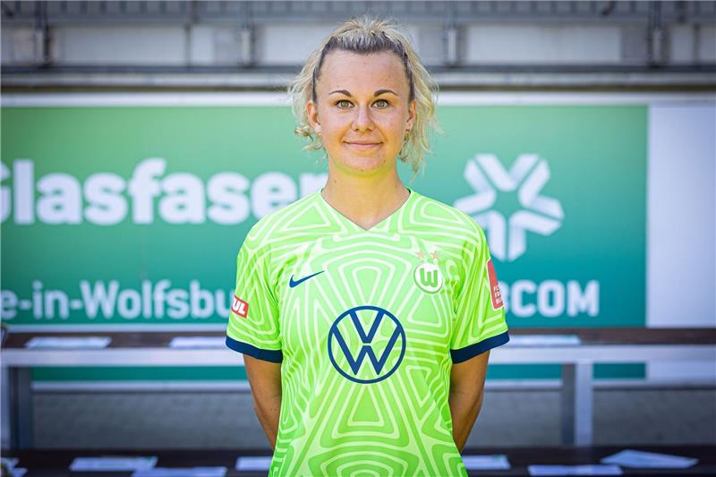 Lena Lattwein lächelt in die Kamera.