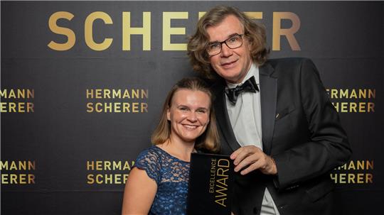 Lena Lüder nimmt ihren Preis entgegen.