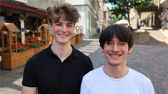 Lenard Bruhne (l.) und Gregor Dröge haben ihr Abitur am Seesener Jacobson-Gymnasium mit der Traumnote 1,0 bestanden.