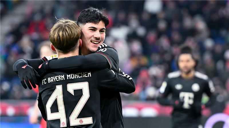 „Die Rutsche geht los“: Bayern mit wegweisendem XXL-Programm Lennart Karl (Nr 42.) überzeugte beim Test in Salzburg.