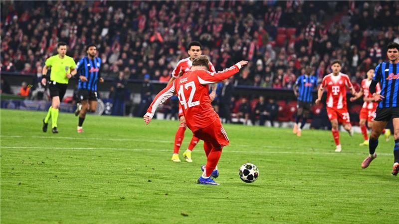 Lennart Karl erzielt mit seinem starken linken Fuß das 3:0.