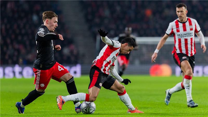 Lennart Karl (l) in Aktion. Das Tor von Jamal Musiala bereitete der Youngster klasse vor.