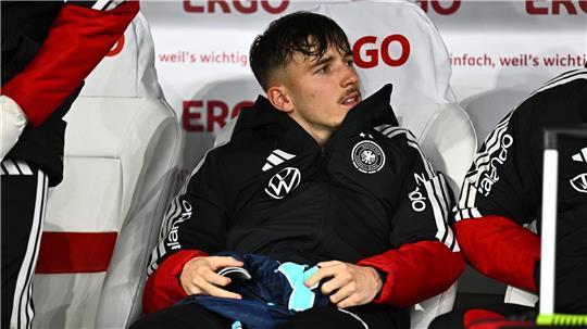 Lennart Karl sitzt bei der Nationalmannschaft auf der Ersatzbank. 