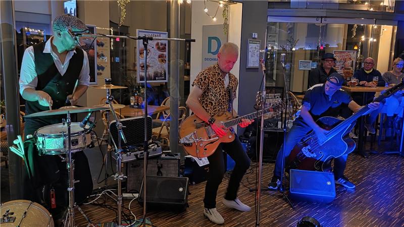 Leo-Print, bekannte Songs und viel Bewegung in der Show: Das Trio Biggs B Sonic ist im Tims zu Gast.
