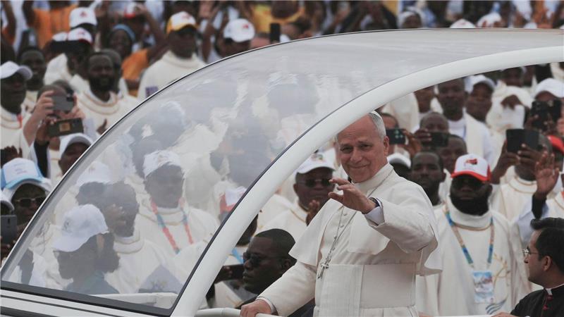 Leo XIV. ließ sich im Papamobil durch die Menschenmenge fahren.