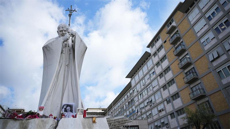 Papst nach Krebs-OP zurück im Vatikan Leo wurde in der Gemelli-Klinik in Rom behandelt und operiert.