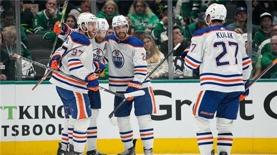 Leon Draisaitl (2.v.l.) und die Oilers gewannen in Dallas.