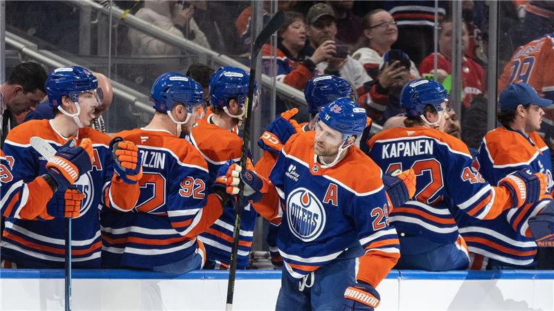 Leon Draisaitl durfte sich für zwei Tore von den Kollegen feiern lassen.