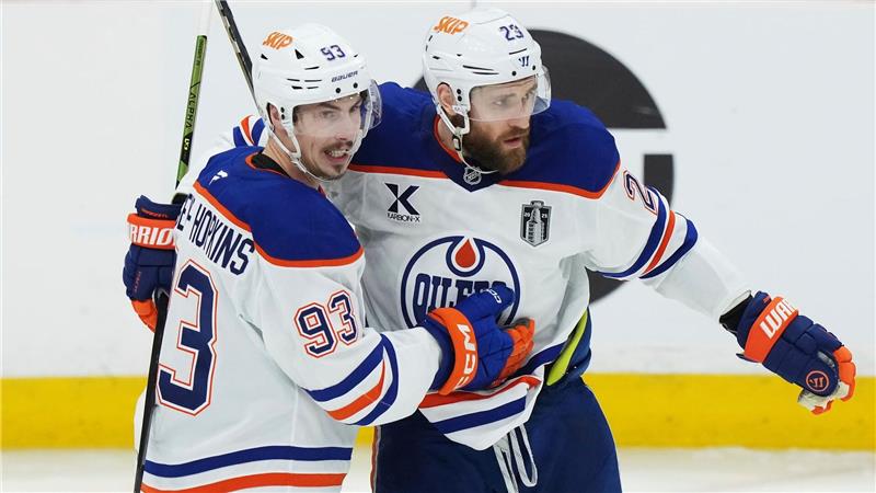Leon Draisaitl (r) schoss die Oilers erneut zum Sieg in der Verlängerung.