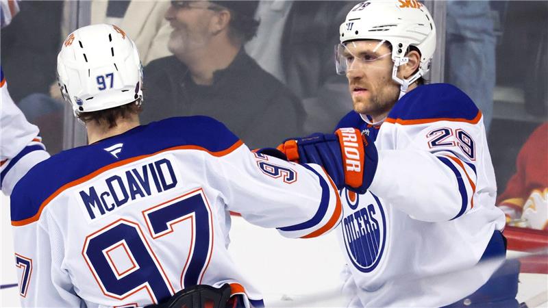 Leon Draisaitl (r.) stand am Mittwochabend noch in der NHL auf dem Eis