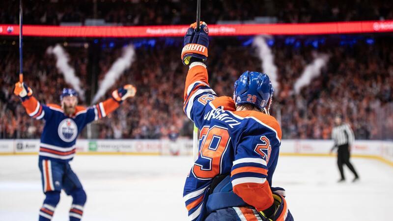 Leon Draisaitl (r) von den Edmonton Oilers feiert den Sieg gegen die Dallas Stars.
