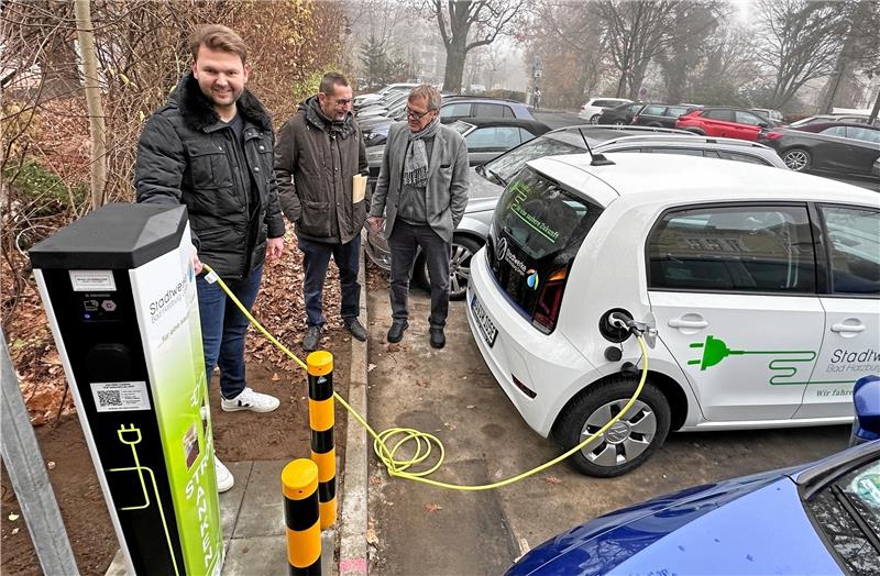 Neue Stromtankstellen für Bad Harzburg Leon Dreß aus der Stadtwerke-Zentrale „betankt“ das firmeneigene E-Auto aus der neuen Ladesäule. Im Hintergrund Stadtwerke-Geschäftsführer Bernd Vollrodt (r.) und Bauamtsleiter Thomas Beckröge. Denn Stadt und Stadtwerke haben bei dem Projekt eng zusammengearbeitet. Foto: Schlegel