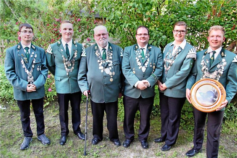 Leon Ehlers, Henning Blumenberg, Reiner Hettling, Matthias Hettling, Anita Kubitschke und Timo Kubitschke sind die neuen Schützenkönige in Ostharingen.  Fotos: Leifeld
