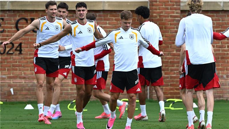 Leon Goretzka, Aleksandar Pavlovic und Joshua Kimmich beim Abschlusstraining vor dem WM-Gruppenspiel gegen die Elfenbeinküste.