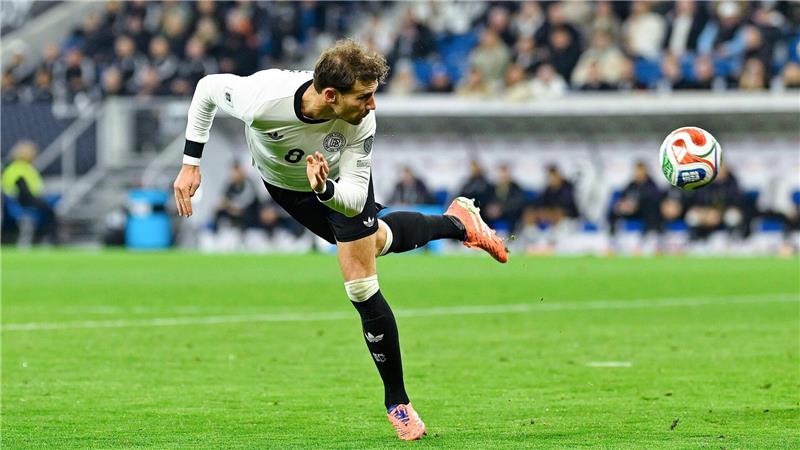 Die deutsche Fußball-Nationalmannschaft in der Einzelkritik Leon Goretzka artistisch in Aktion.