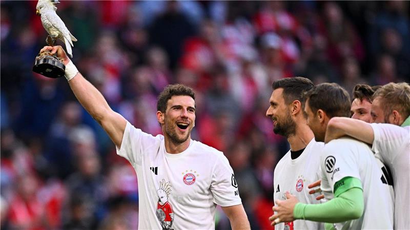 Leon Goretzka feiert mit der Kultfigur Kakadu.