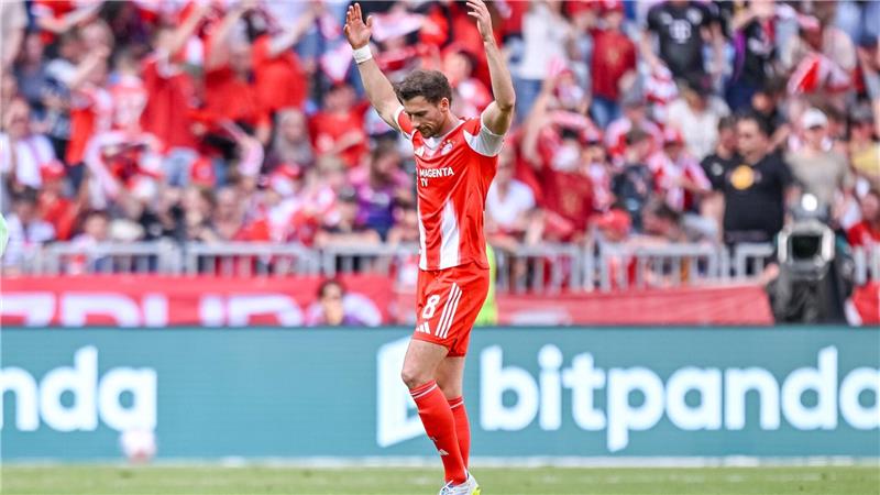 Leon Goretzka in Jubelpose nach seinem wunderbaren Freistoßtreffer.