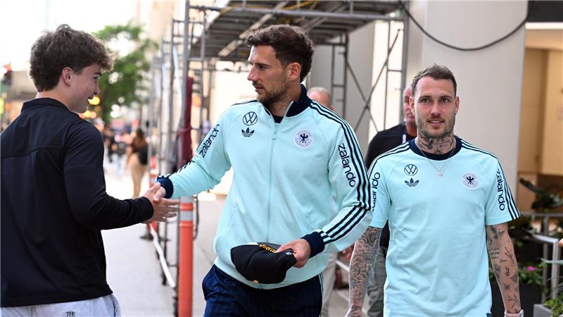 Ohne Neuer in den Test der Emotionen - Karl droht WM-Aus Leon Goretzka (l). und David Raum (r.) auf dem Weg zu einem Termin in Chicago.