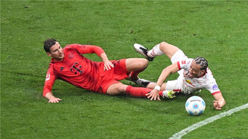 Schock in der Nachspielzeit: Bayerns Titel-Party verschoben Leon Goretzka (l) und Leipzigs Xavi Simons kämpfen um den Ball.