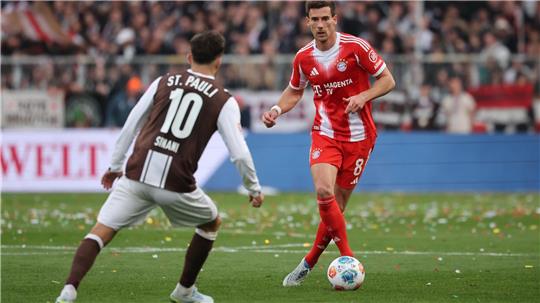 Leon Goretzka (r) erzielte das 102. Saisontor für die Rekord-Bayern.