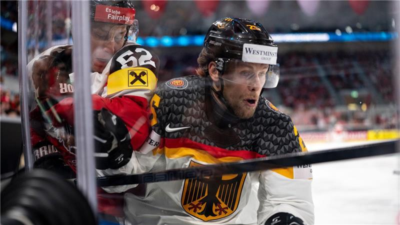 Leon Hüttel (r) kämpft mit dem Österreicher Paul Huber um den Puck.