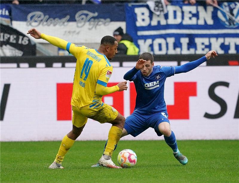 KSC und Braunschweig trennen sich in 2. Liga 1:1 Leon Jensen (r) aus Karlsruhe und Anton Donkor aus Braunschweig kämpfen um den Ball.