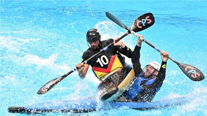 Bilder des Tages Leon Max Paul Konrad (L) aus Deutschland kämpft mit Fabrizio Massa aus Italien im Kanupolo-Finale der Männer zwischen Deutschland und Italien bei den World Games 2025 in Chengdu. Deutschland gewann Gold.