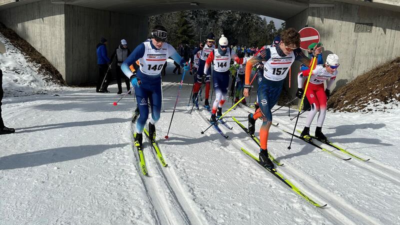Leon Trebuschenko (l.) vom SC Buntenbock läuft im Massenstartrennen von Oberwiesenthal lange um den Sieg mit, kassiert aber am letzten Anstieg den entscheidenden Rückstand.