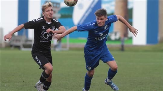 Leon Varnava (l.) vom FC Groß Döhren und Nico Seidel von der FG Vienenburg/Wiedelah kämpfen im Hinspiel um den Ball. Das endet schließlich torlos.Foto: Gietemann