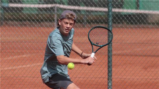 Leonard Kilian vom TuS Wunstorf bei seinem Vorrunden-Spiel des zehnten "Bad Harzburg Junior Open" in der Klasse bis 14 Jahren.